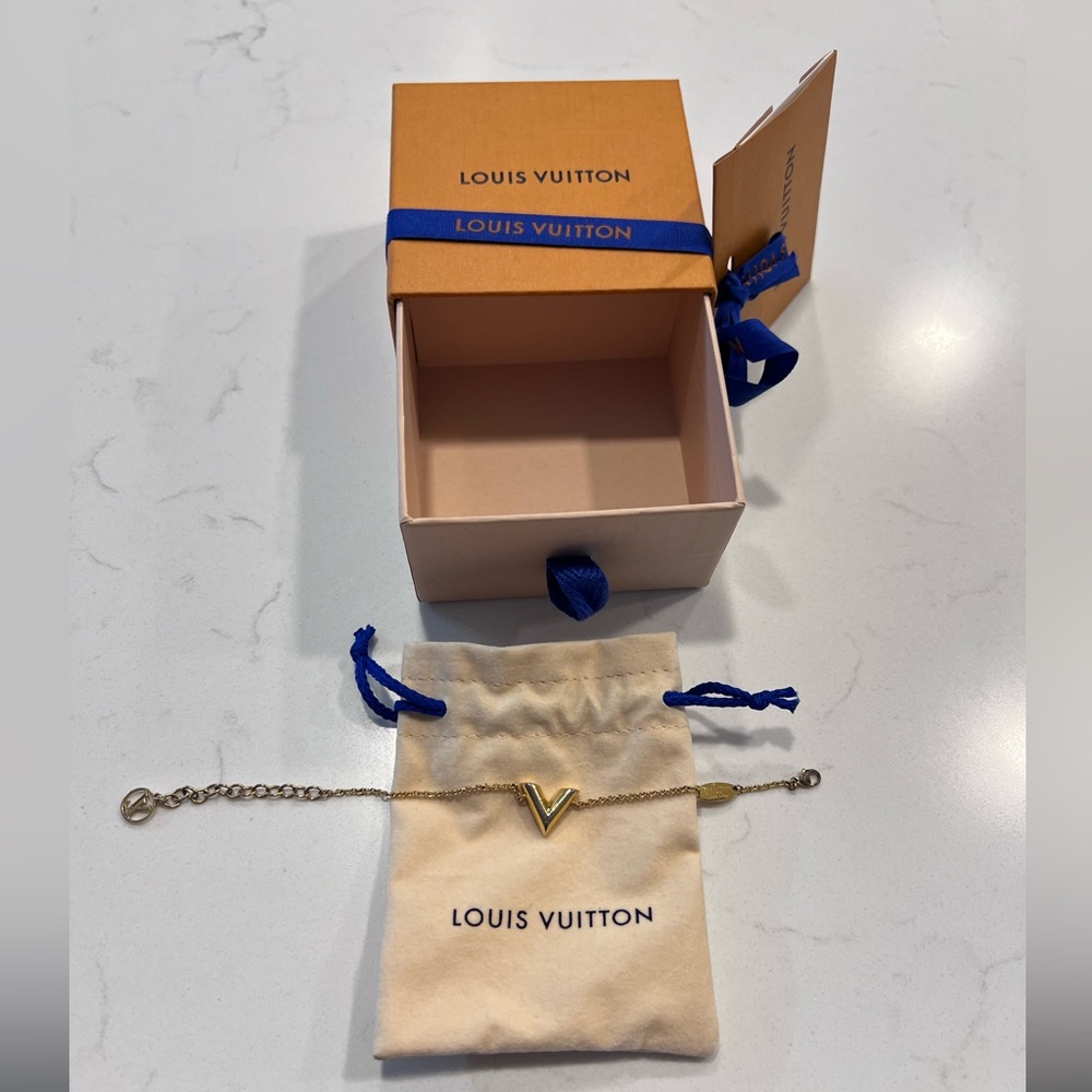 Louis Vuitton essential V bracelet